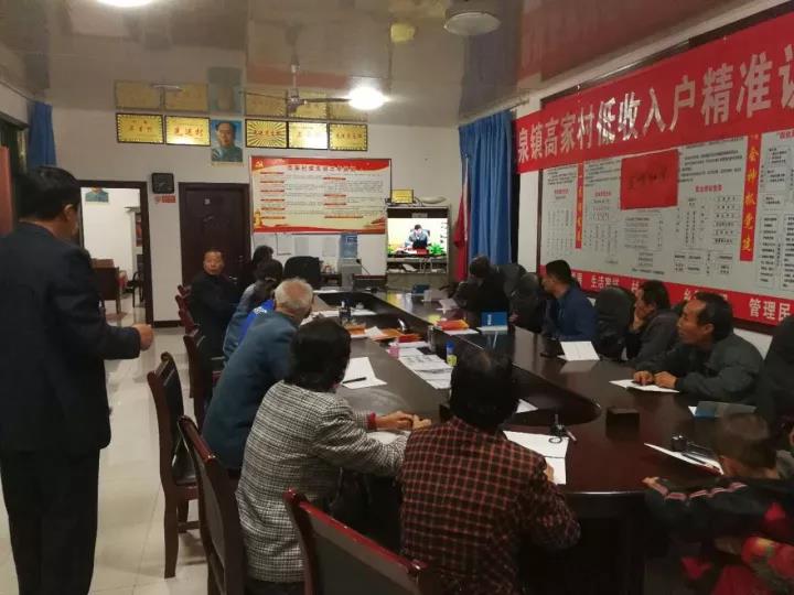 園藝學院教授劉建輝為楊凌區高家村低收入戶講解甜瓜知識